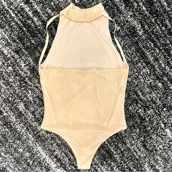 SAMANTHA ENG || High-Neck Open Back Snap Bodysuit in Beige - SZ Small ⭐️NWT⭐️ - Picture 4 of 8